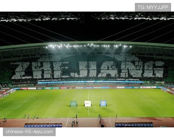 场边花絮：尼斯球迷高唱助威歌曲，巨型TIFO覆盖整个看台